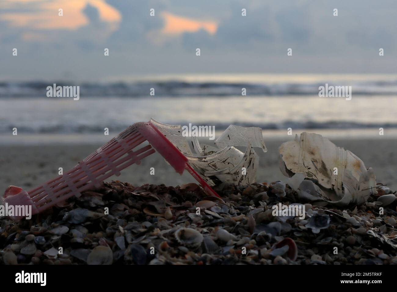 Rifiuti di plastica nei mari e nelle coste di tutto il mondo. è un problema importante Foto Stock