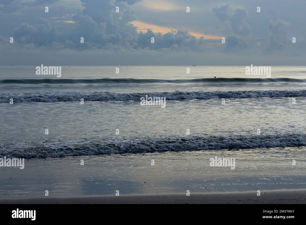 fotografia dell'alba dal mare e del bel cielo e delle nuvole del mattino Foto Stock