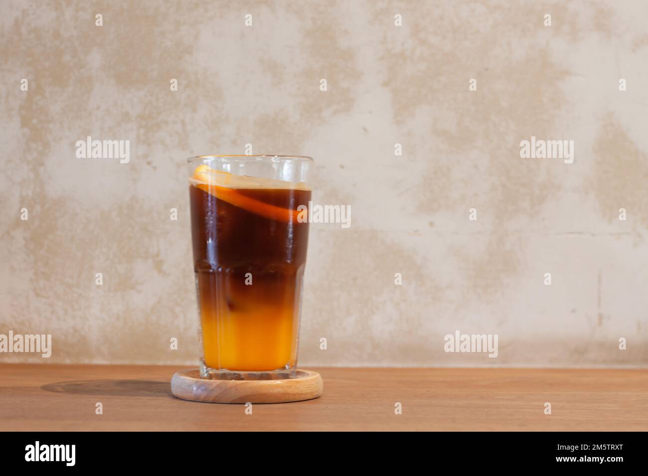 Bicchiere di americano mescolato con succo d'arancia, foto di scorta Foto Stock