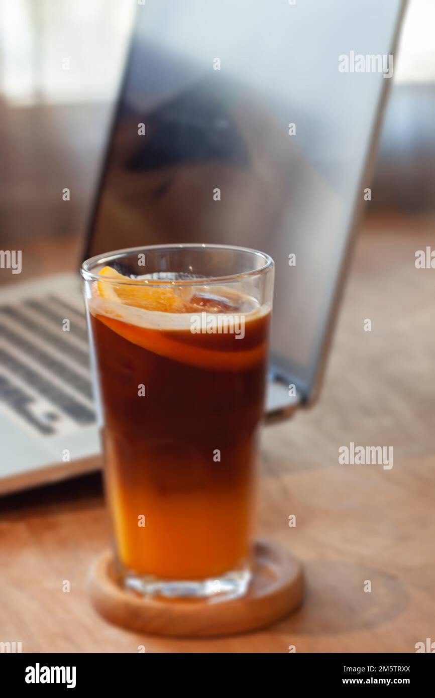 Bicchiere di americano mescolato con succo d'arancia, foto di scorta Foto Stock