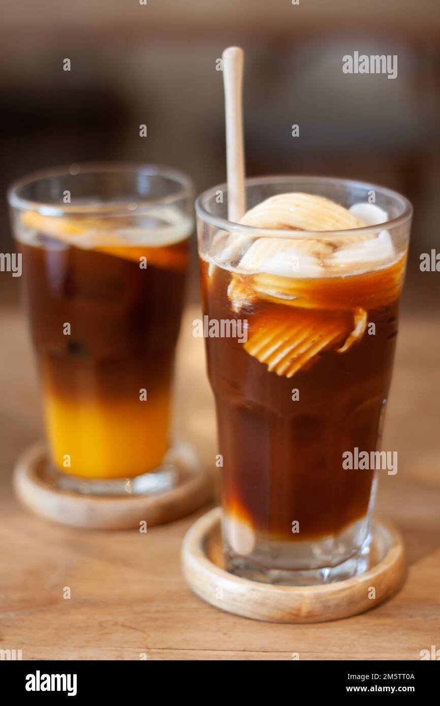 Bicchiere di americano mescolato con cocco, foto di stock Foto Stock
