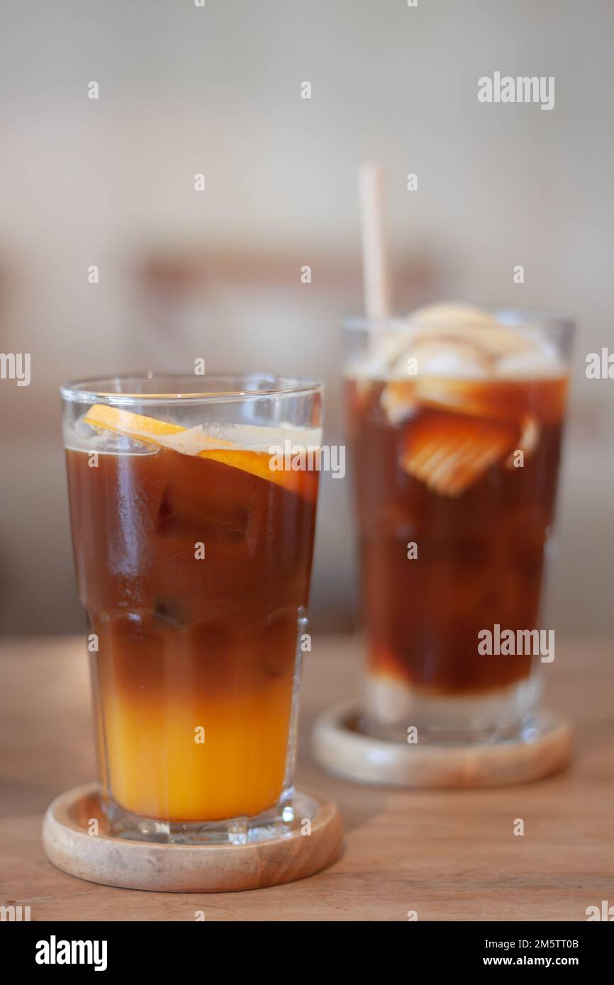 Bicchiere di americano mescolato con succo d'arancia, foto di scorta Foto Stock