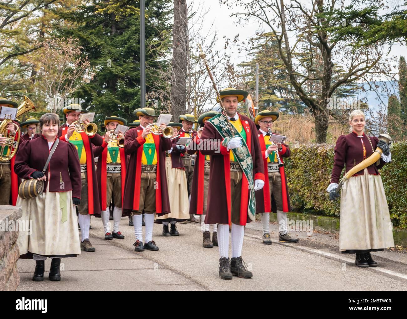 Musicisti o la band musicale locale con il loro tradizionale garb - St Michael Eppan (San Michele Appiano), provincia di Bolzano, Alto Adige, Italia. Foto Stock