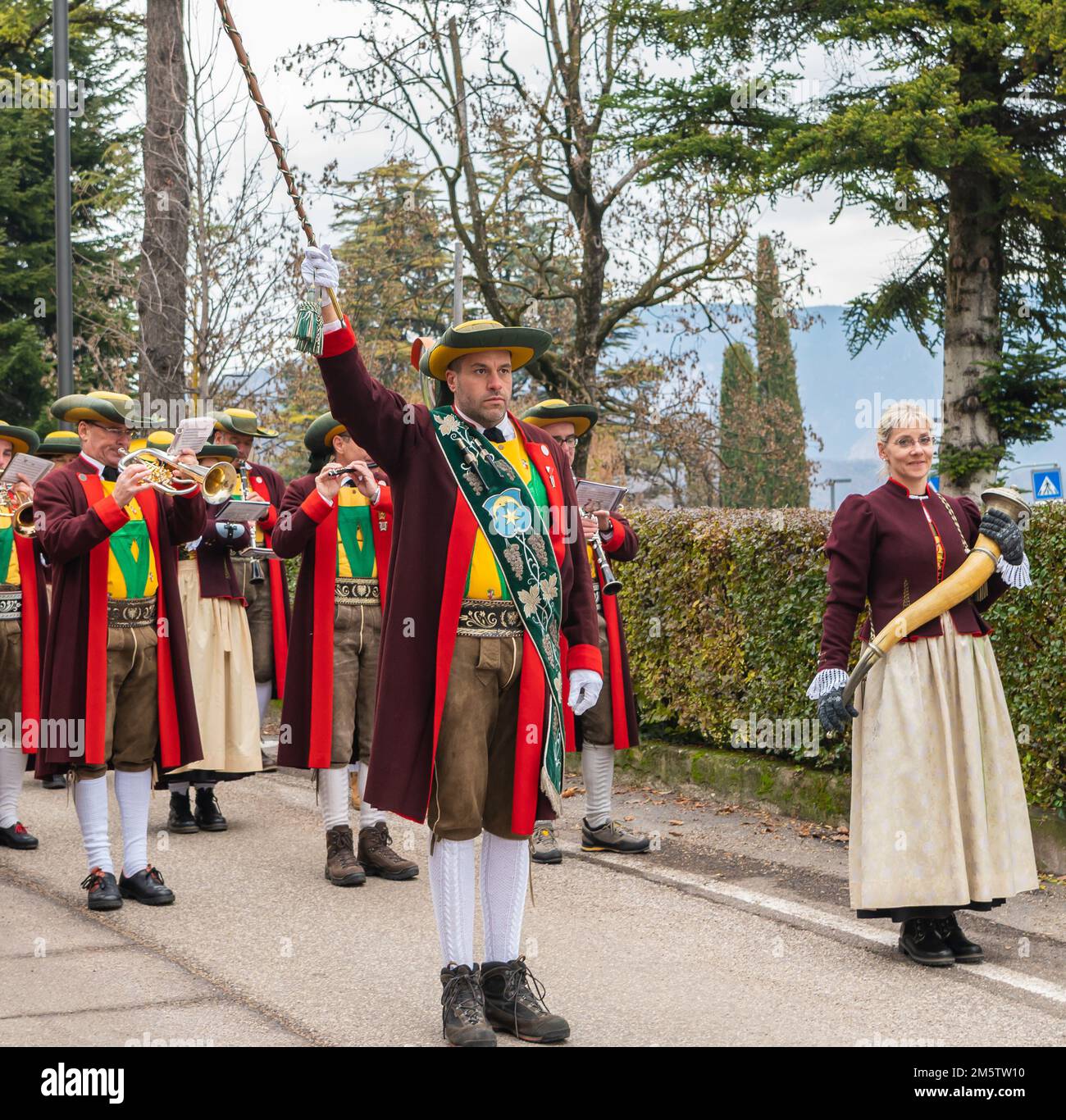 Musicisti o la band musicale locale con il loro tradizionale garb - St Michael Eppan (San Michele Appiano), provincia di Bolzano, Alto Adige, Italia. Foto Stock