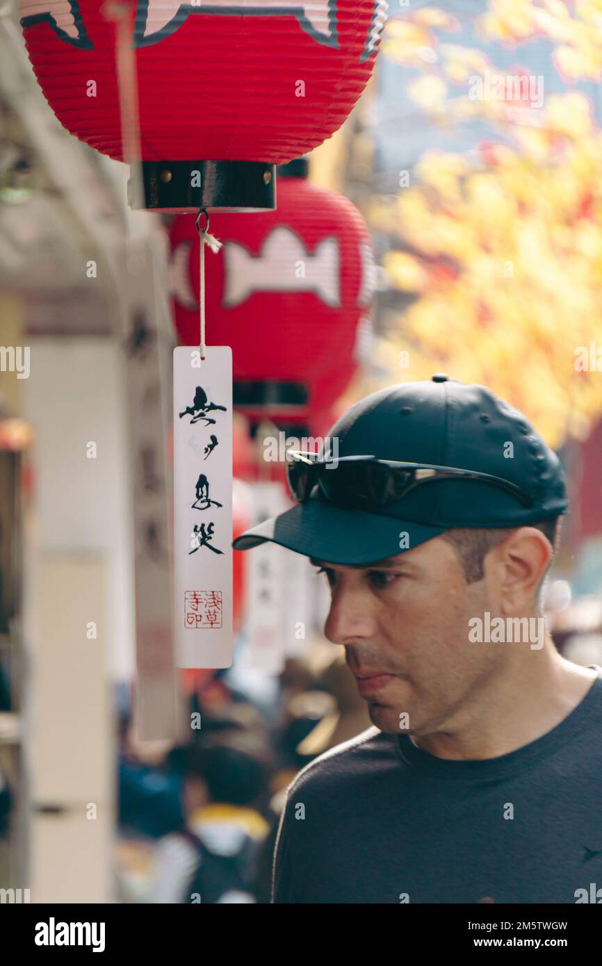 Uomo bianco che naviga a Nakamise-Dori, Asakusa Foto Stock