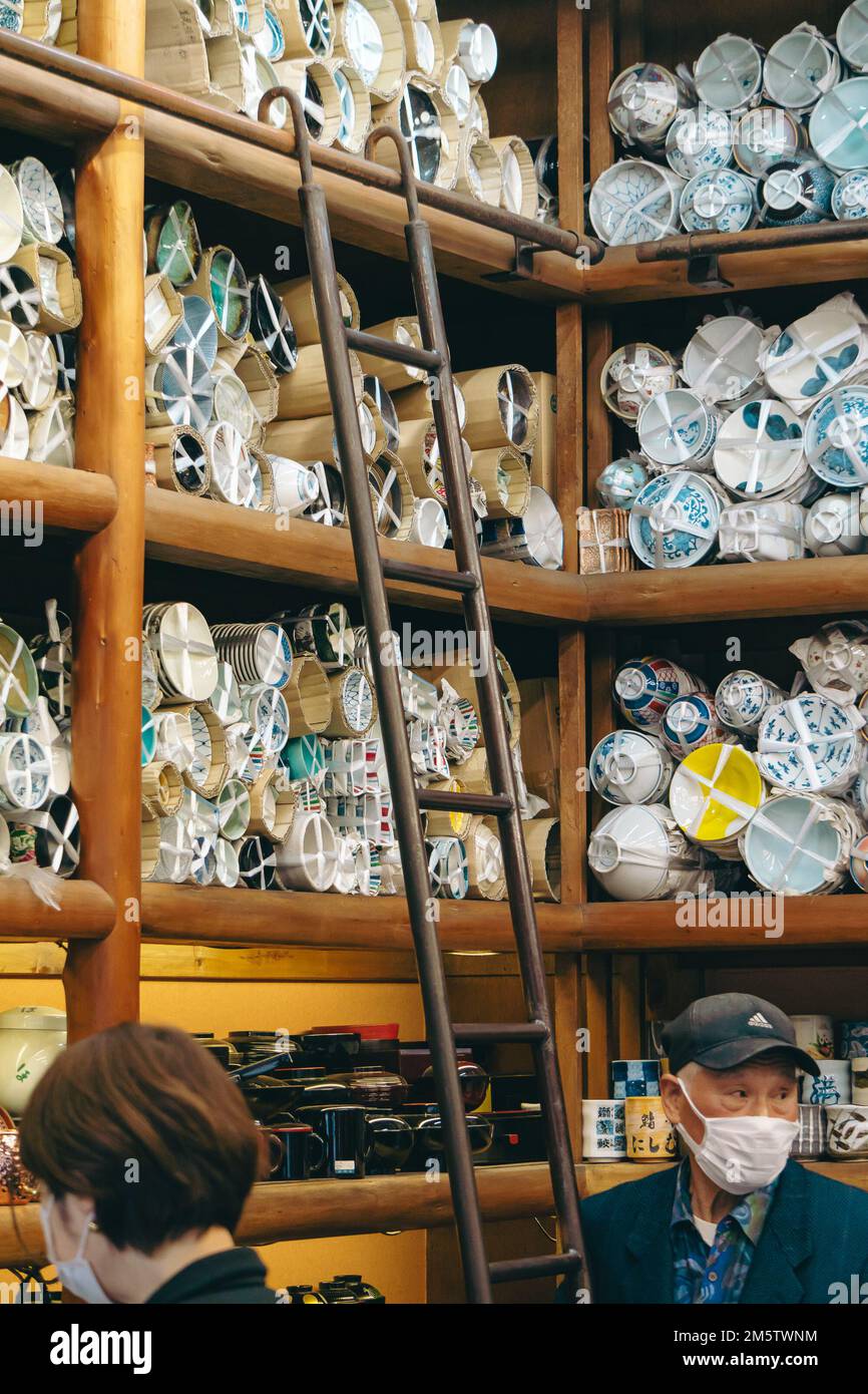 Vecchio in un negozio di stoviglie a Kappabashi-dori Foto Stock