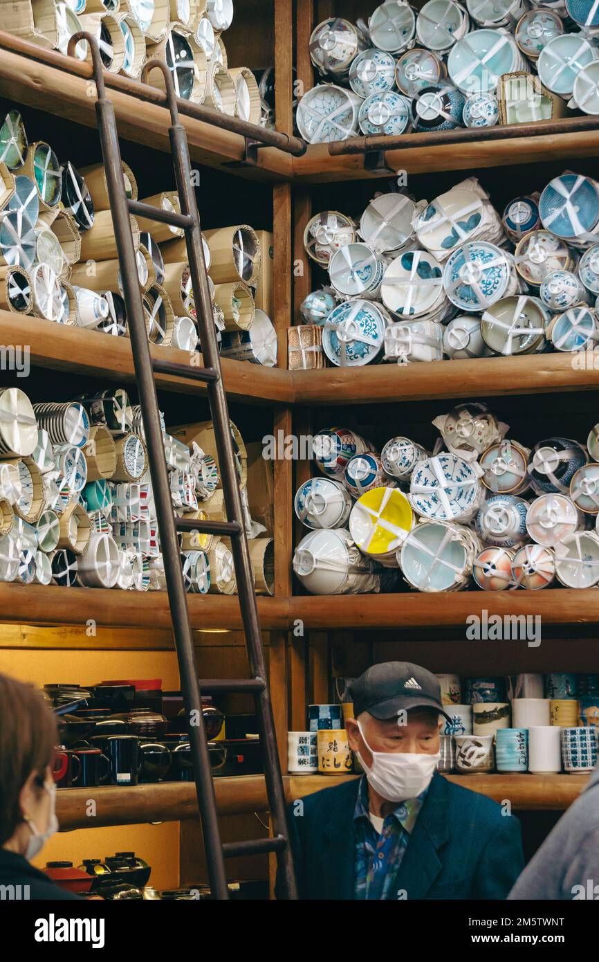Vecchio in un negozio di stoviglie a Kappabashi-dori Foto Stock