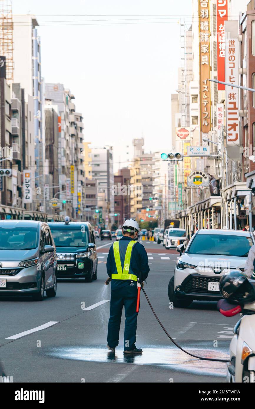Un lavoratore di costruzione che lavora per le strade del centro di Tokyo Foto Stock