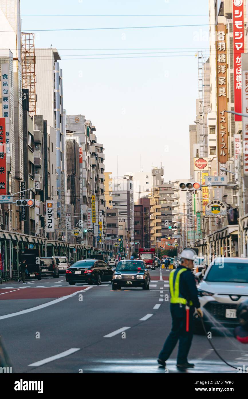 Un lavoratore di costruzione che lavora per le strade del centro di Tokyo Foto Stock