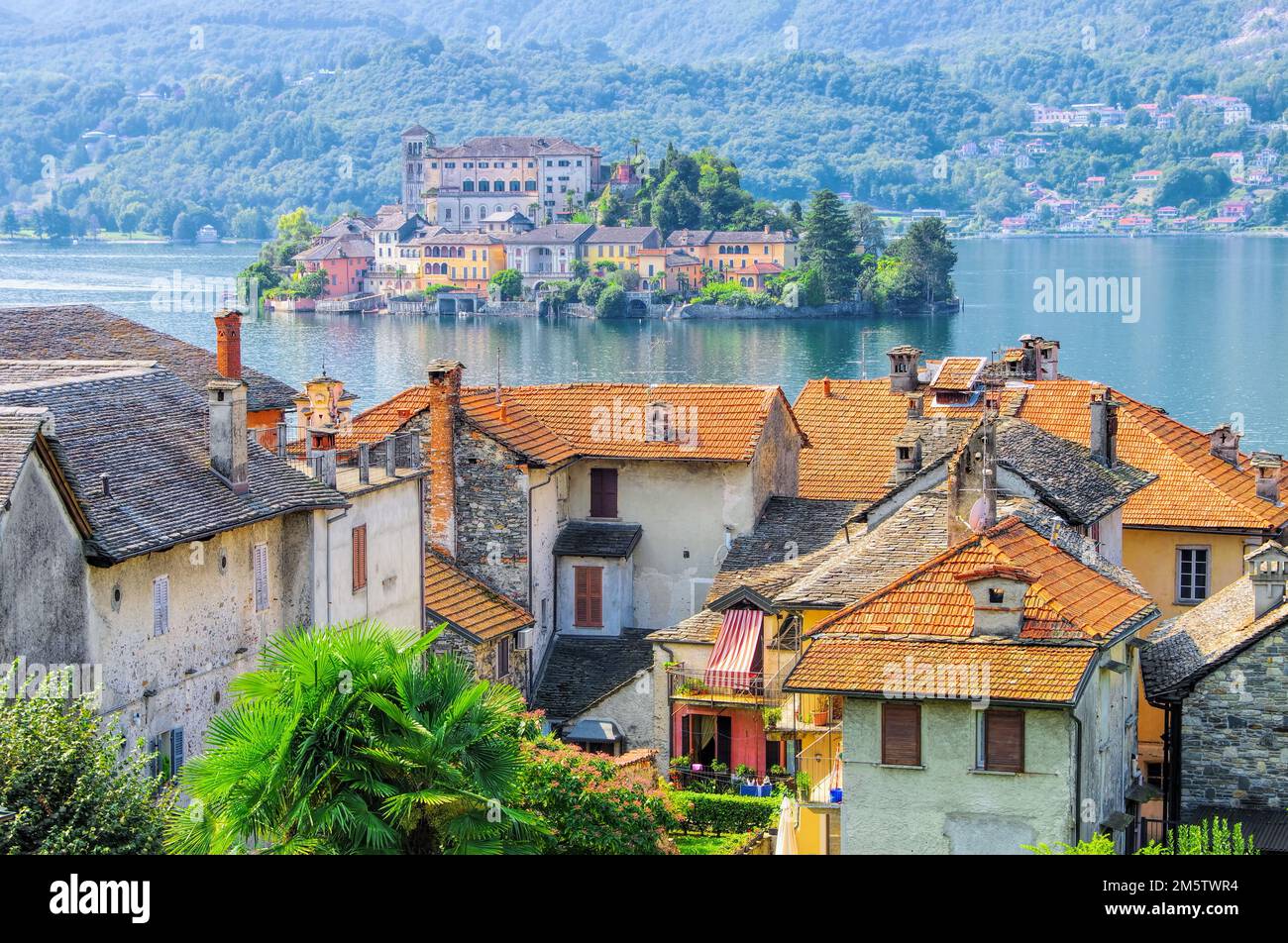 Vista dell'isola di San Giulio sul Lago d'Orta in Italia Foto Stock