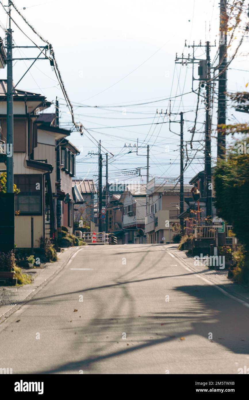 Una vista di una strada in un quartiere rurale Foto Stock