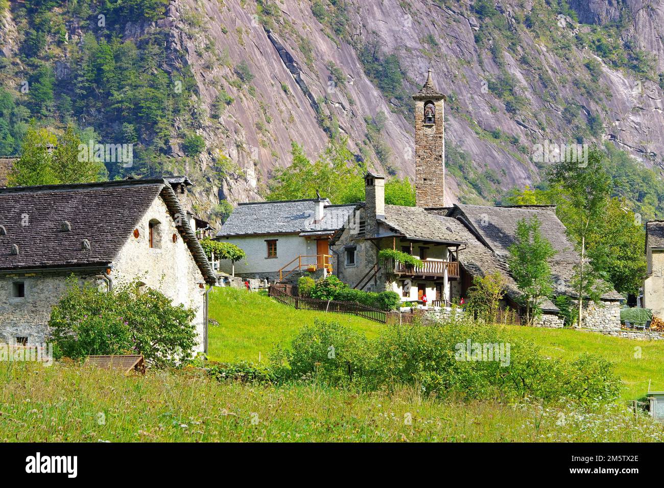 Il piccolo villaggio di San Carlo in Val Bavona, Ticino in Svizzera Foto Stock