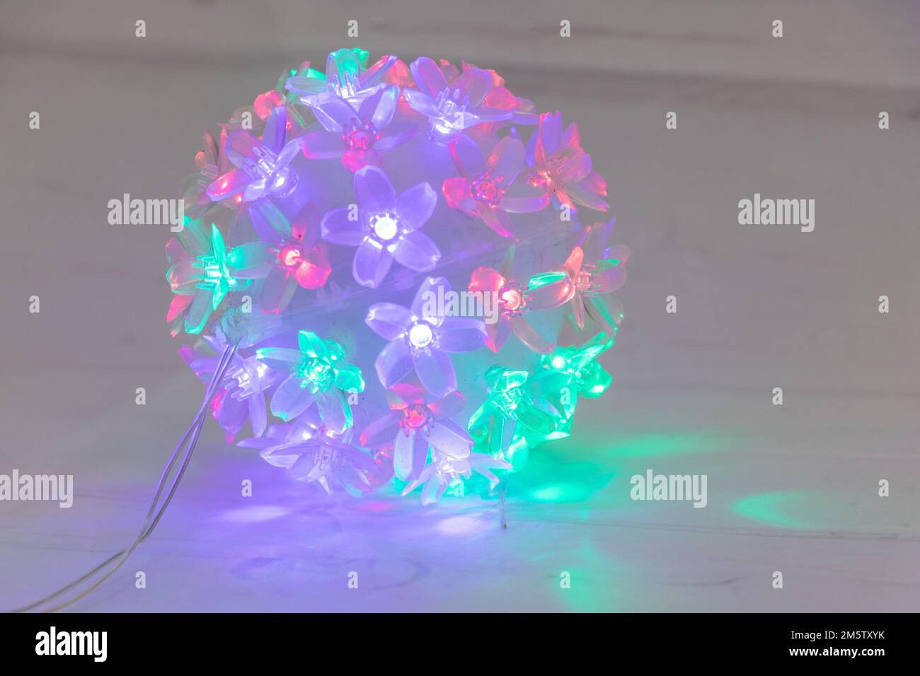 Una scena festiva con luci di festa e 100 LED multicolore Foto Stock