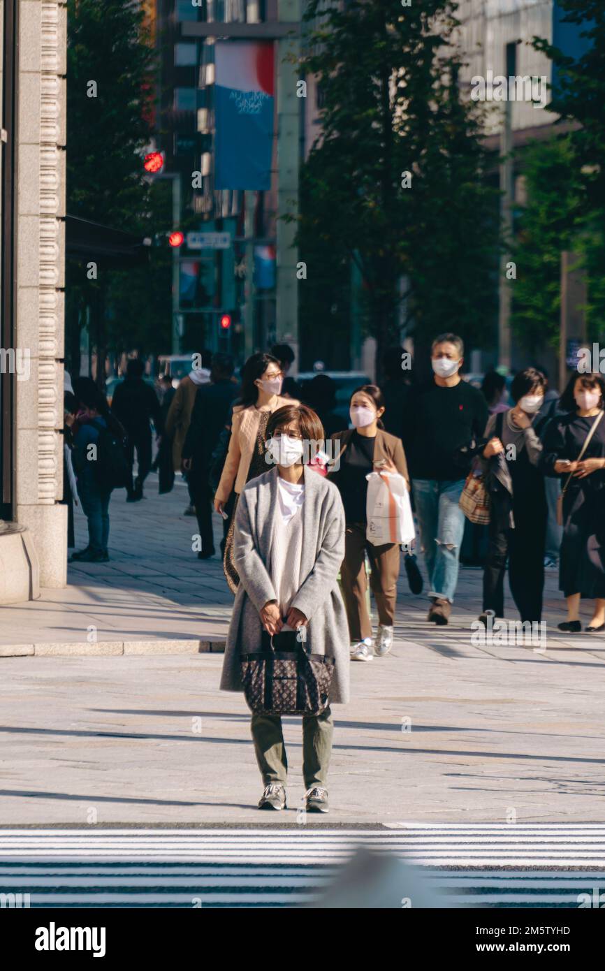 Donne anziane che si levano in piedi da sole per strada Foto Stock