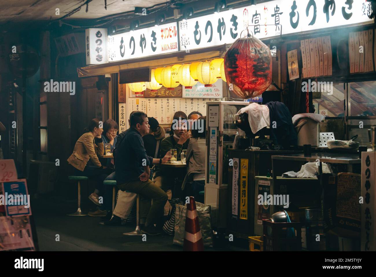 Persone che cenano in un tipico ristorante Giapponese Foto Stock