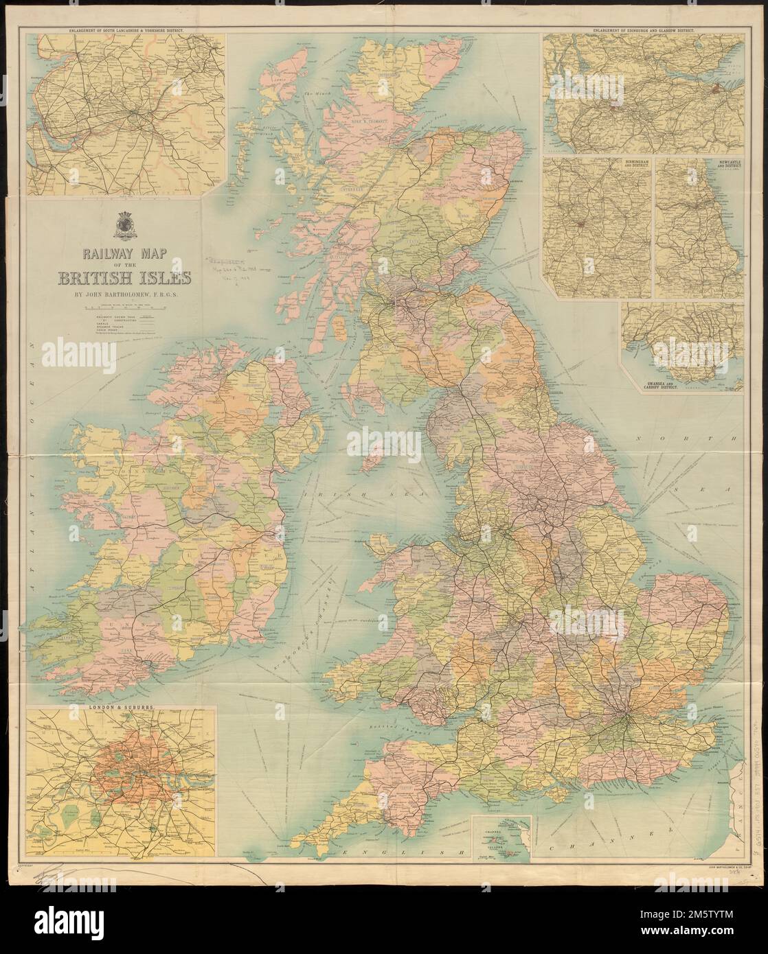 Mappa ferroviaria delle Isole Britanniche. Mostra le ferrovie e le stazioni, i canali, le rotaie a vapore e le strade dei pullman. Rilievo mostrato dalle altezze dei punti. Insets: Ampliamento del distretto del Lancashire del Sud e dello Yorkshire -- ampliamento del distretto di Edimburgo e Glasgow -- Birmingham e distretto -- Newcastle e distretto -- Swansea e distretto di Cardiff -- [Isole del canale] -- Londra e sobborghi... W.H. Smith & Son's Railway map, British Isles. W.H. Smith & Son's Railway map, British Isles, British Isles, area Foto Stock