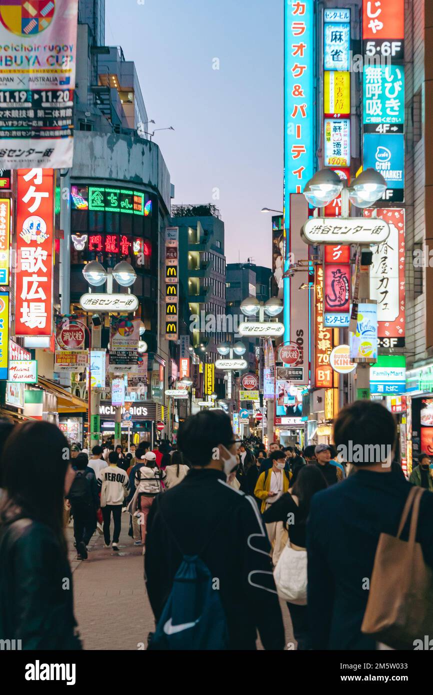 Una folla di persone nelle strade di Shibuya di notte Foto Stock