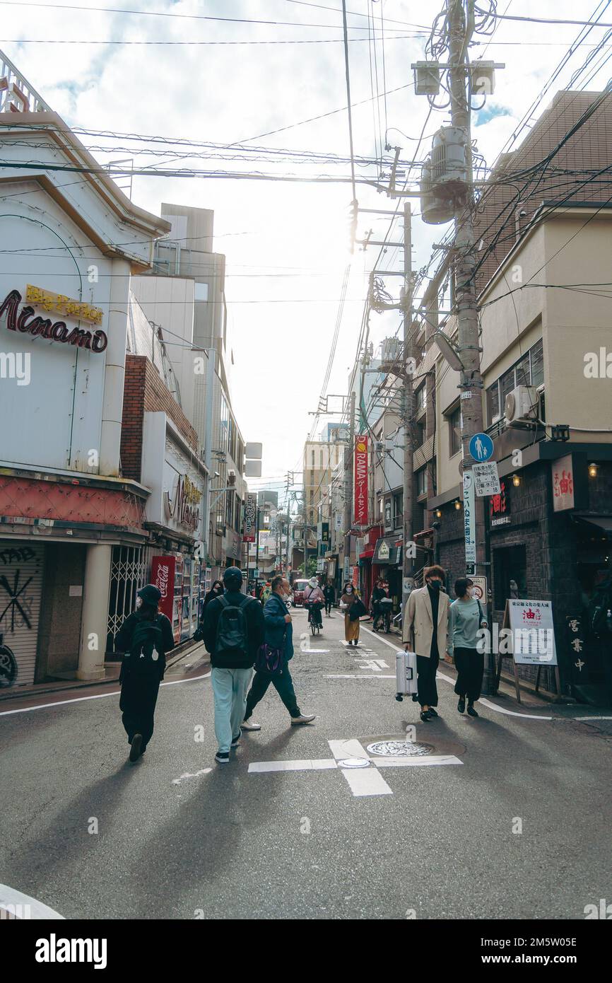 persone che camminano su una strada del centro Foto Stock