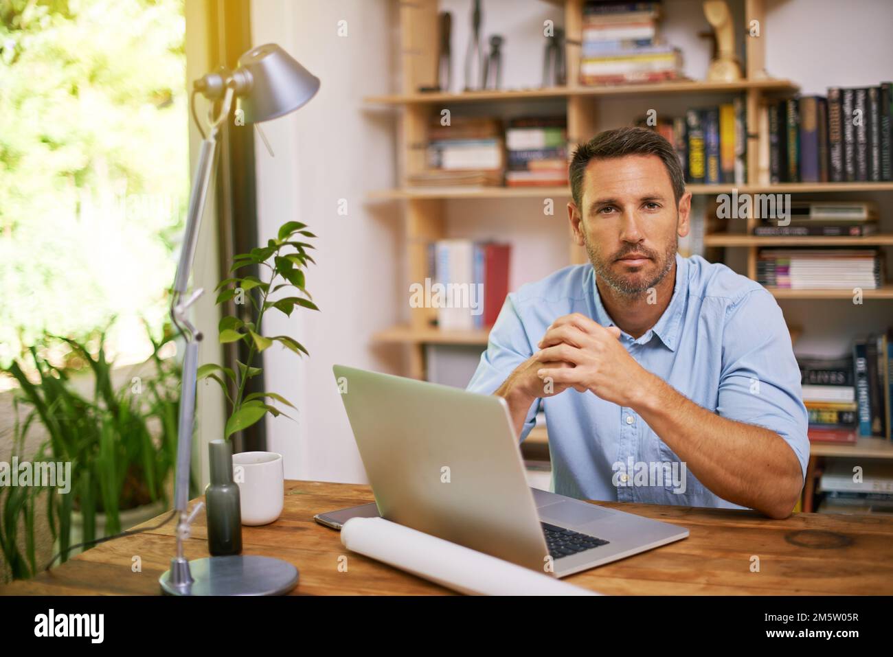 ITS prende la fiducia per iniziare il vostro proprio commercio. un giovane che lavora da casa. Foto Stock