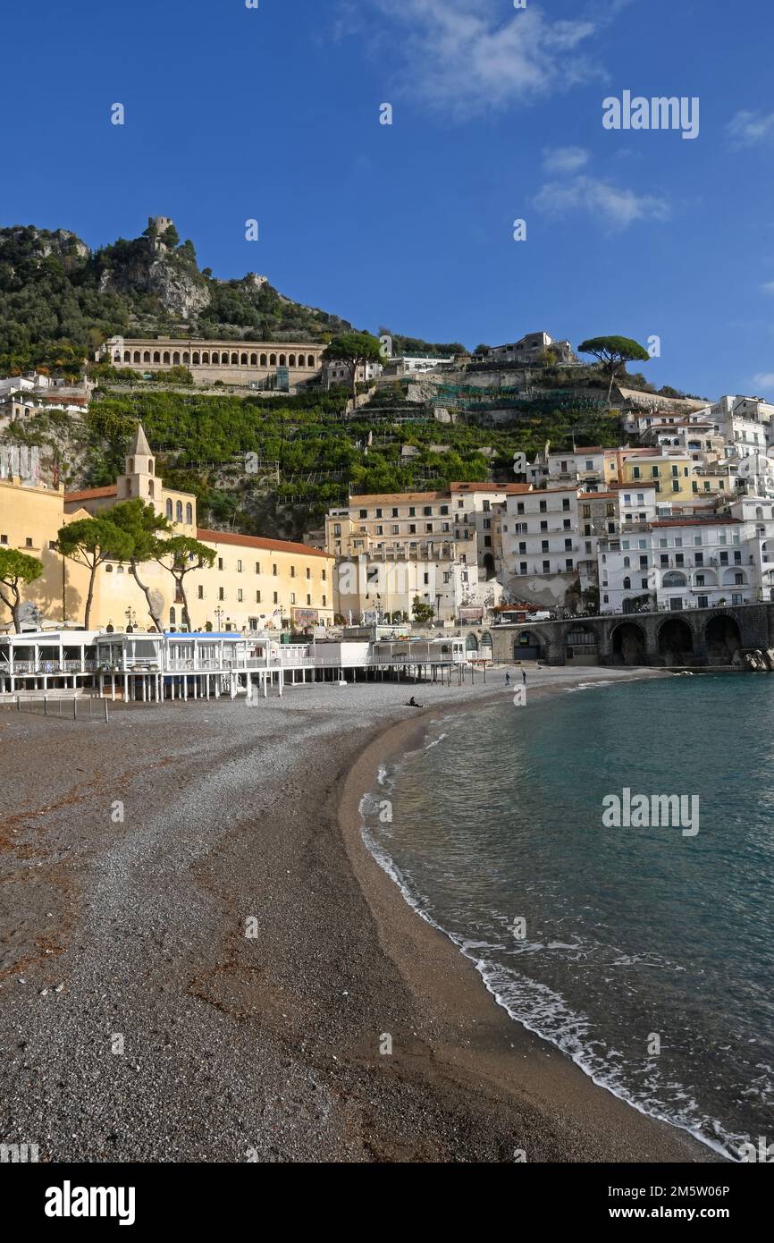 Amalfi spiaggia in inverno, Italia Foto Stock