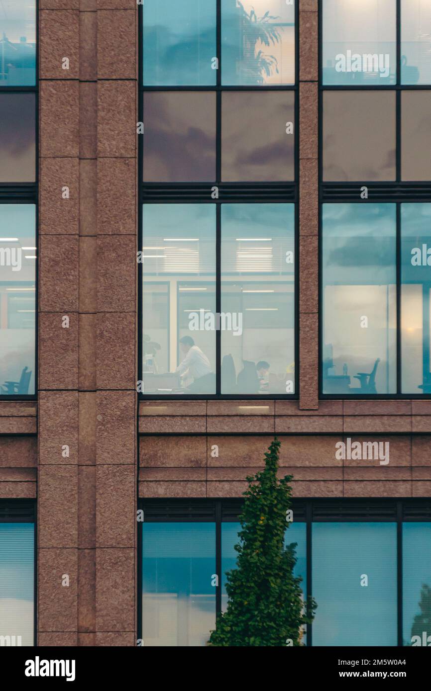 Dipendenti aziendali giapponesi che lavorano negli uffici Foto Stock