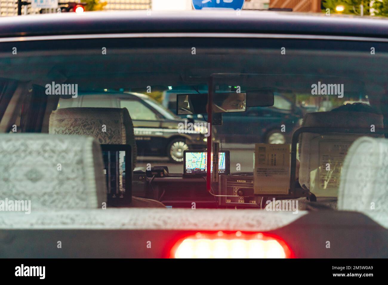 Vista del tassista dal finestrino posteriore Foto Stock