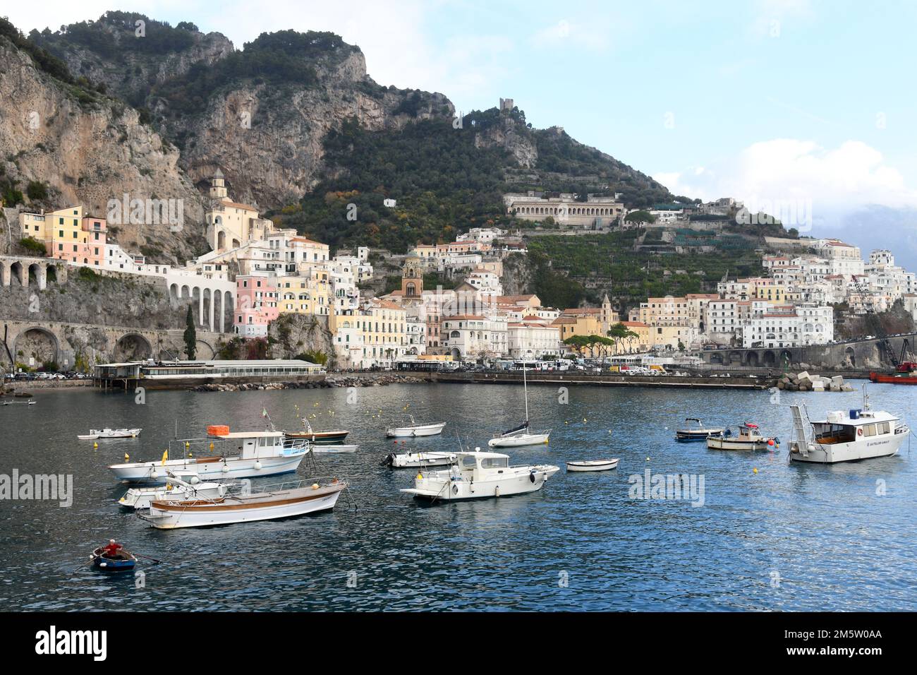 Amalfi città della costiera amalfitana, Italia. vista panoramica Foto Stock