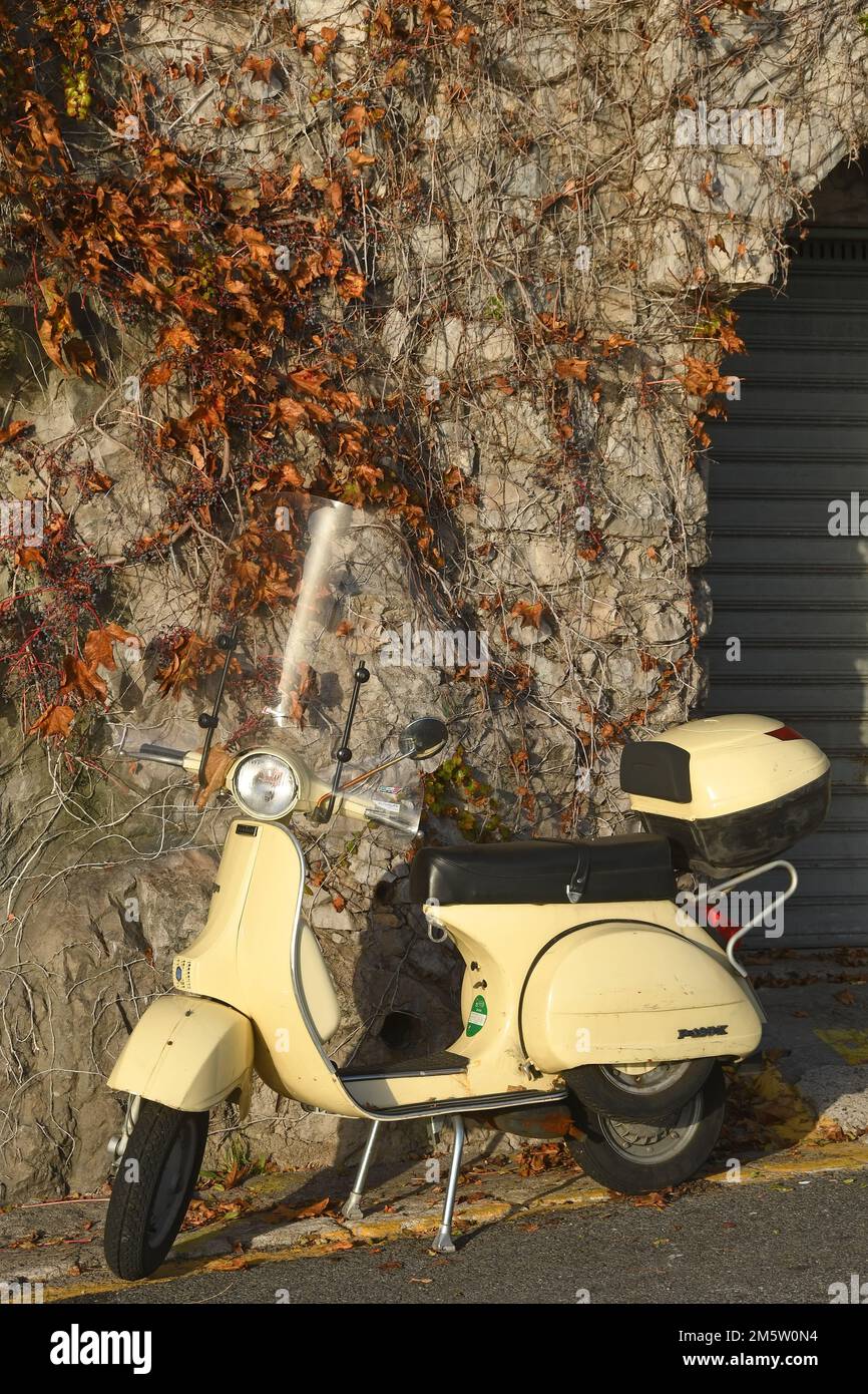 Parcheggio per scooter Vespa, Italia Foto Stock