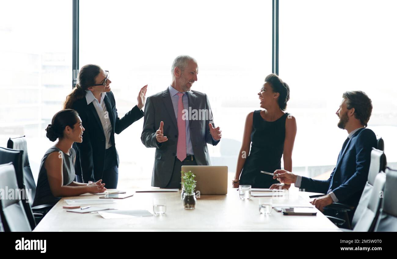 L'hai fatto di nuovo. un gruppo di dirigenti che si riuniscono in una sala riunioni. Foto Stock