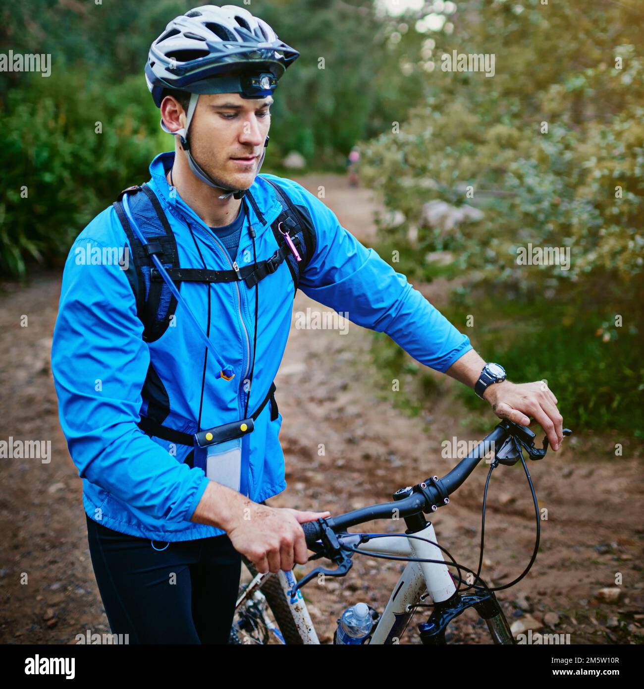Pronti a prendere il sentiero. un ciclista maschio fuori per un giro sulla sua mountain bike. Foto Stock