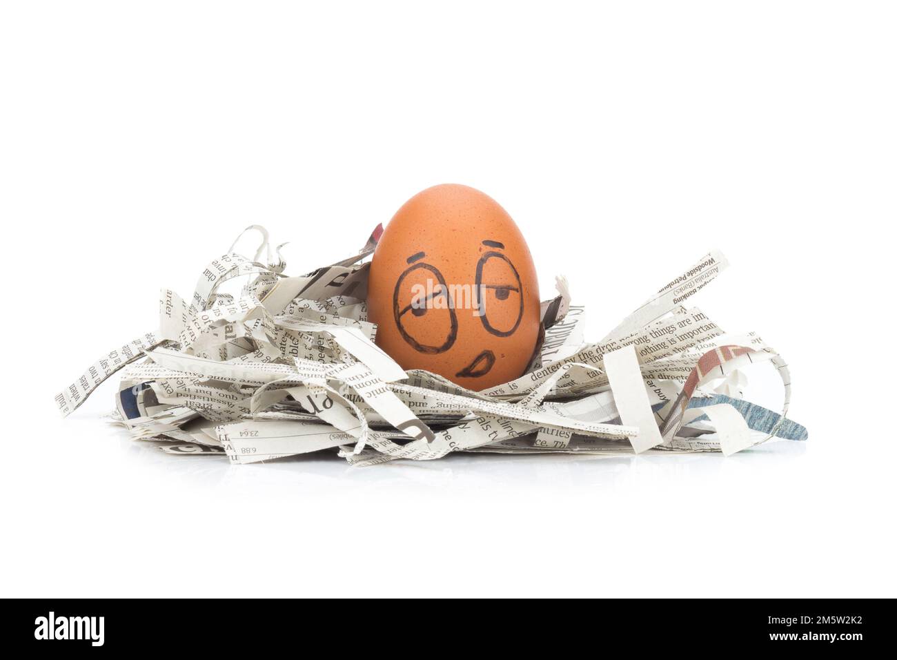 uovo faccia sonnolenta su giornali riciclare. Foto Stock uovo faccia sonnolenta su giornali riciclare. Foto Stock