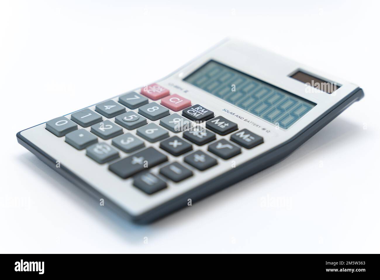 Una calcolatrice digitale bianca isolata su sfondo bianco. Calcolatrice con funzione solare e batteria. Foto Stock