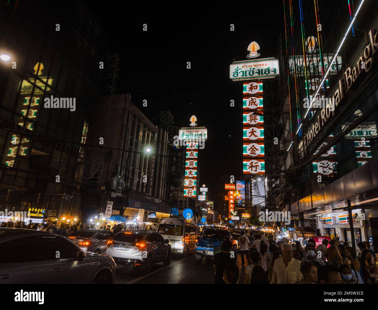 Serata in Yaowarat Street a Chinatown, Bangkok, Thailandia. Foto Stock