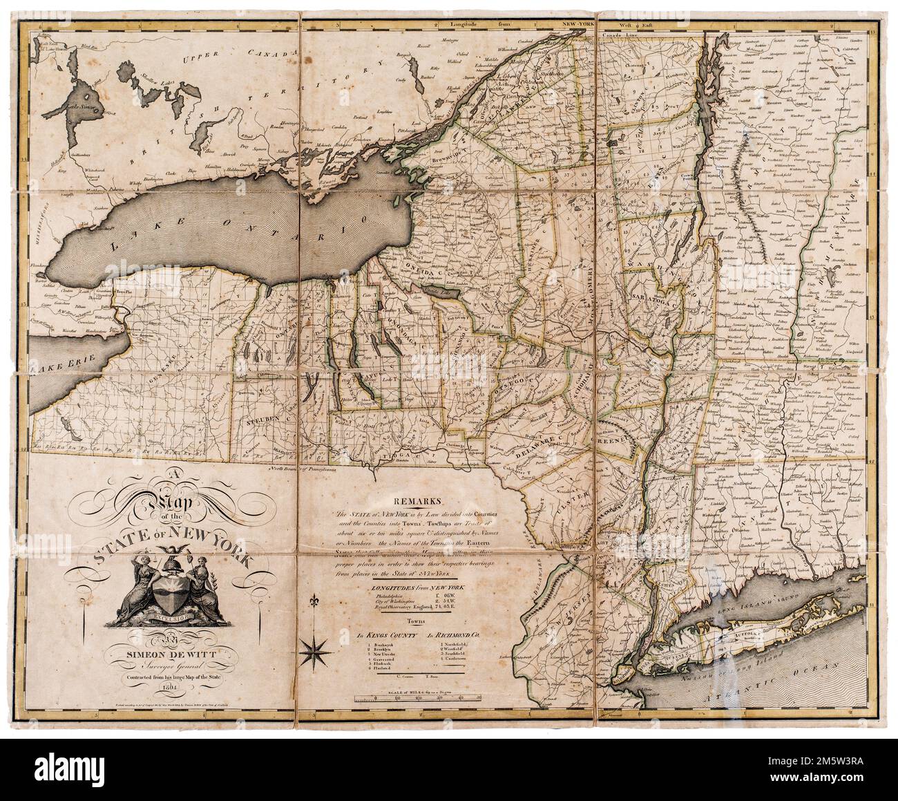 Una mappa dello stato di New York. Mostra i confini di contea e città. Rilievo mostrato in figura. "Contratto dalla sua grande mappa dello stato." "Iscritto secondo atto del Congresso il 19th marzo 1804 da Simeon DeWitt dello Stato di New York." Include testo, cartouche decorativa, longitudine da New York, e indice delle città nelle contee di Kings e Richmond.... , New York Foto Stock
