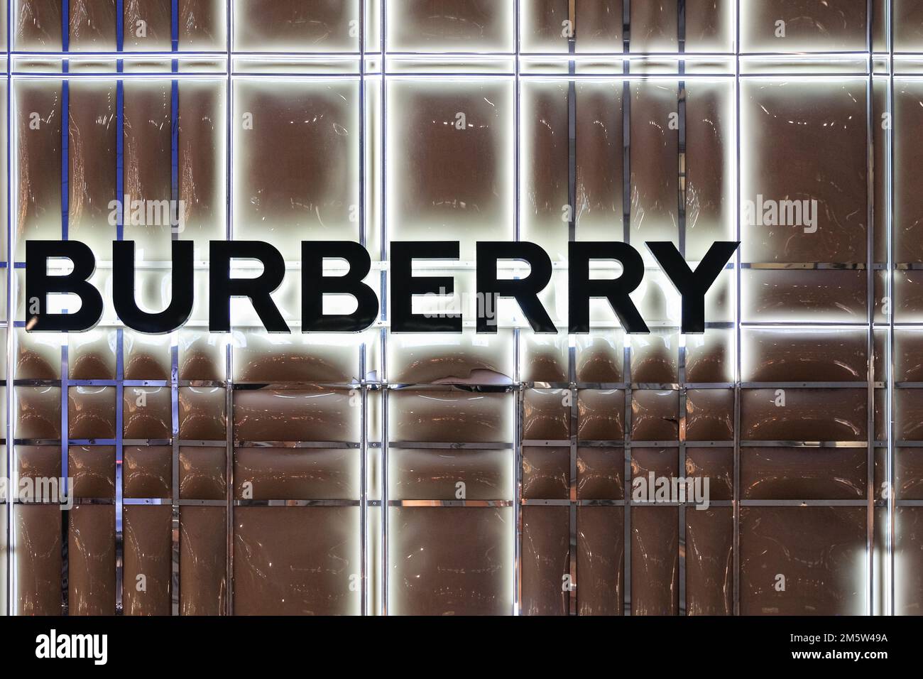 Logo del marchio Burberry British, facciata del negozio in un assegno, negozio di punta di Bond Street, Londra, Regno Unito Foto Stock