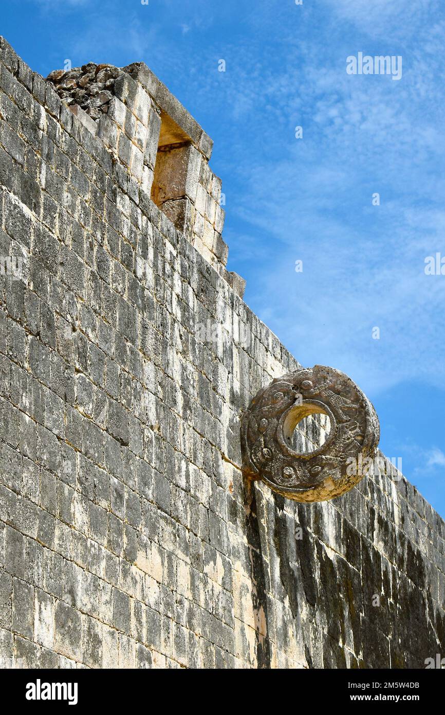 Particolare del cerchio al campo da gioco di palla (juego de pelota) a Chichen Itza, Yucatán, Messico Foto Stock