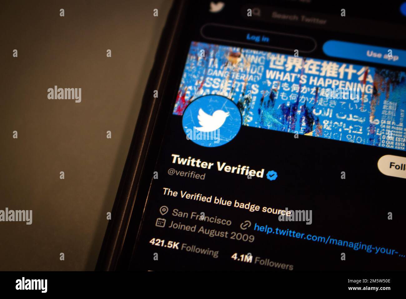 Vancouver, CANADA - Dicembre 9 2022 : Twitter account verificato in Twitter sito web visto in uno schermo iPhone. Foto Stock