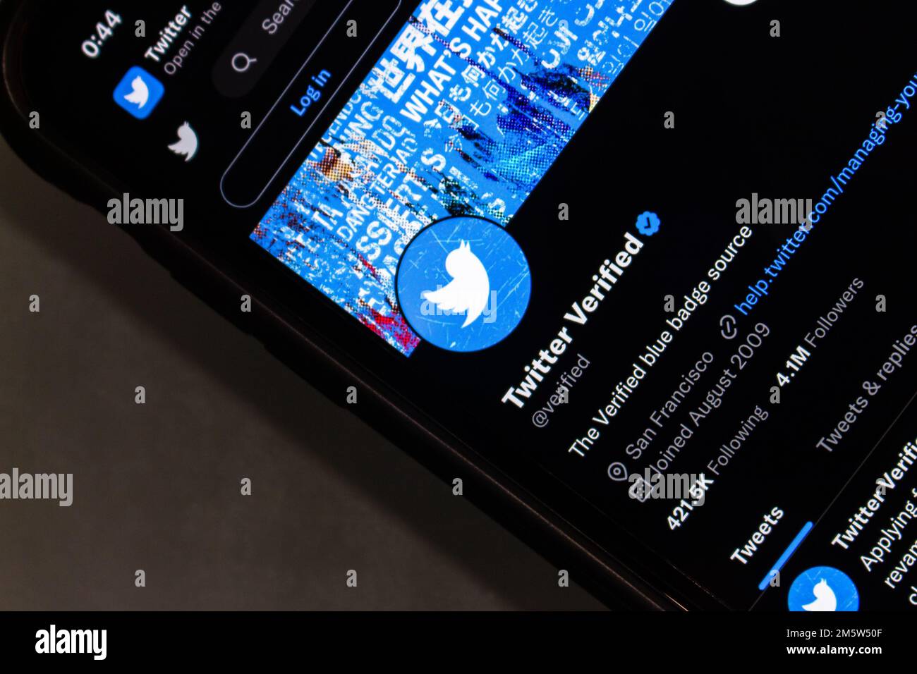 Vancouver, CANADA - Dicembre 9 2022 : Twitter account verificato in Twitter sito web visto in uno schermo iPhone. Foto Stock