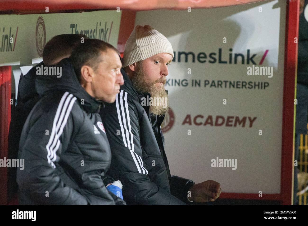 Preston Johnson, co-presidente del Crawley Town FC che guarda la sua squadra dal dugout durante la partita. Foto Stock