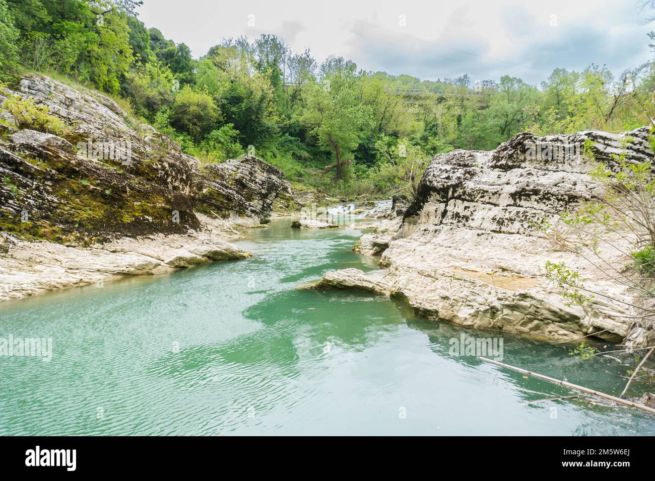 Vista durante una giornata nuvolosa delle gole del metauro, i canyon formati dal fiume metauro nei pressi della città di Fossombrone durante una giornata nuvolosa. Foto Stock