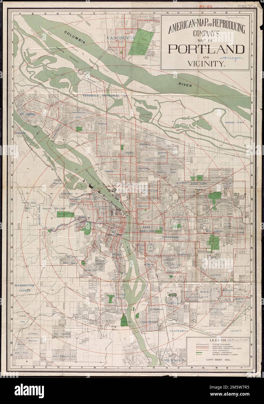 American Map and Reproducing Company's map of Portland and nelle vicinanze. La mappa dispone di una griglia di terra pubblica (comune, portata e sezione). Mostra i nomi di quartiere/aggiunta, le ferrovie e le strade ferroviarie, i parchi e i limiti della città. Mostra le distanze radiali da un punto nel centro di Portland. Vancouver, Washington incluso... Mappa di Portland e dintorni. Mappa di Portland e dintorni, Oregon , Multnomah ,contea , Portland Washington , Clark , contea , Vancouver Foto Stock