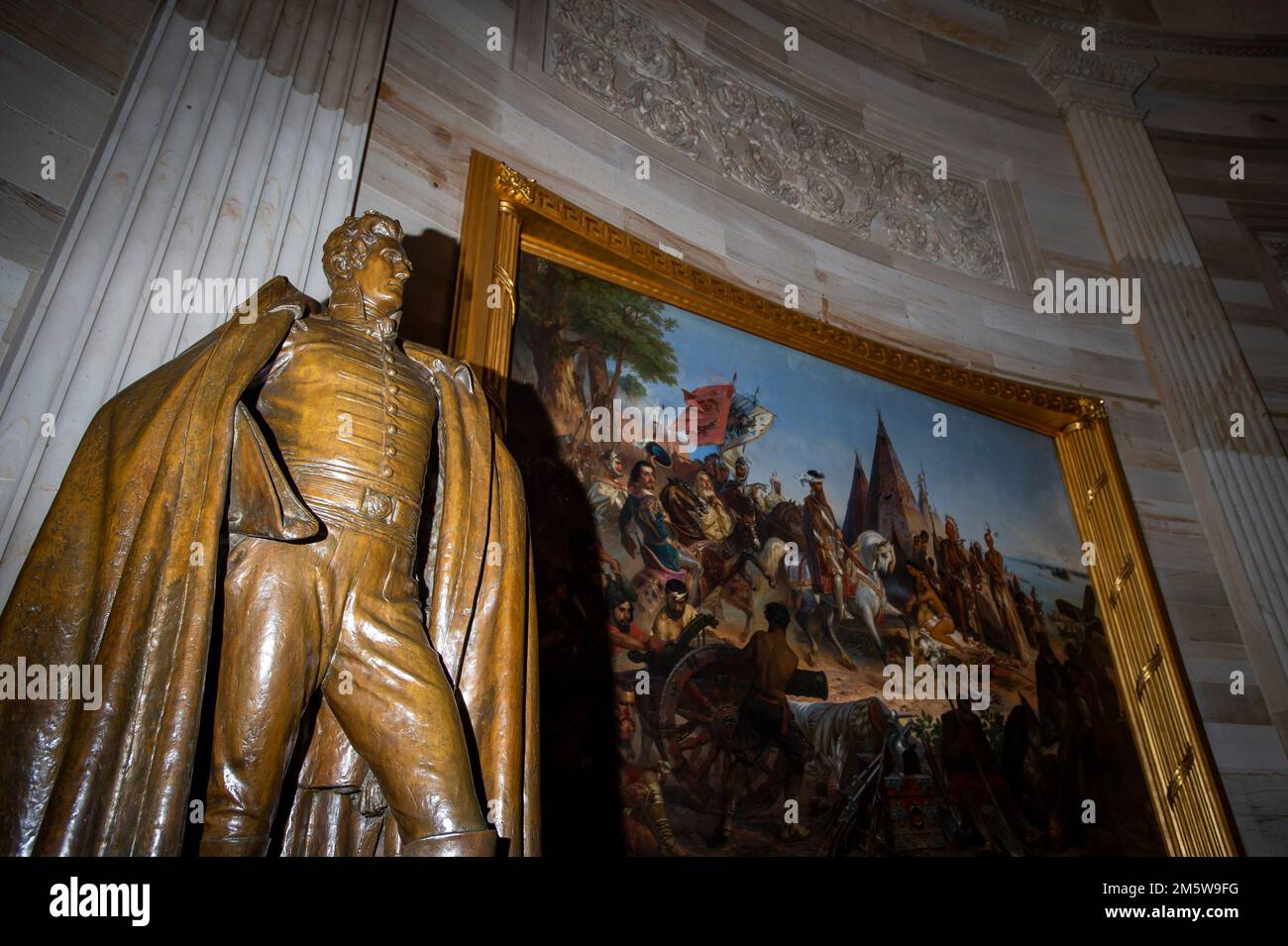 Washington DC, Stati Uniti. 30th Dec, 2022. Una statua dell'ex presidente degli Stati Uniti Andrew Jackson vista nella capitale americana Rotunda. Il cittadino privato Jackson aveva novantacinque individui schiavi che vivevano e lavoravano nella sua piantagione del Tennessee, l'Hermitage. Nel 1830 il presidente Jackson firmò l’“Indian Removal Act” e iniziò la “Trail of lacrime”. Dipinti di momenti importanti nella storia degli Stati Uniti e sculture di figure storiche sono in mostra, pagando tribuna a schiavi e confederati al Campidoglio degli Stati Uniti a Washington, DC, Venerdì 30 dicembre 2022. Credit: Rod Lammey/CNP/Sipa USA Credit: Sipa USA/Alamy Live News Foto Stock