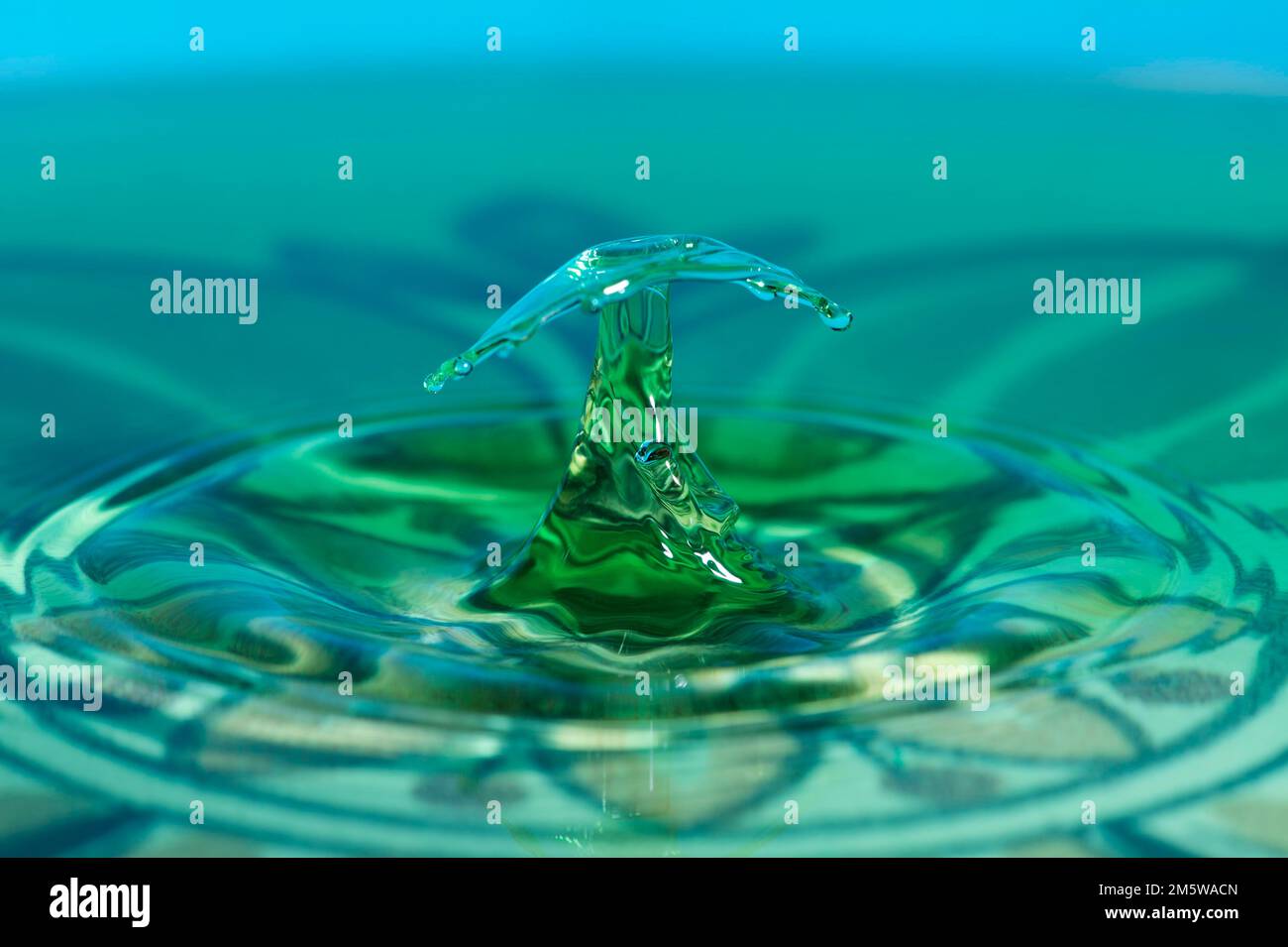Cristalli d'acqua, fotografia ad alta velocità di gocce di una colonna d'acqua che colpisce una superficie d'acqua, fotografia di gocce da studio Foto Stock