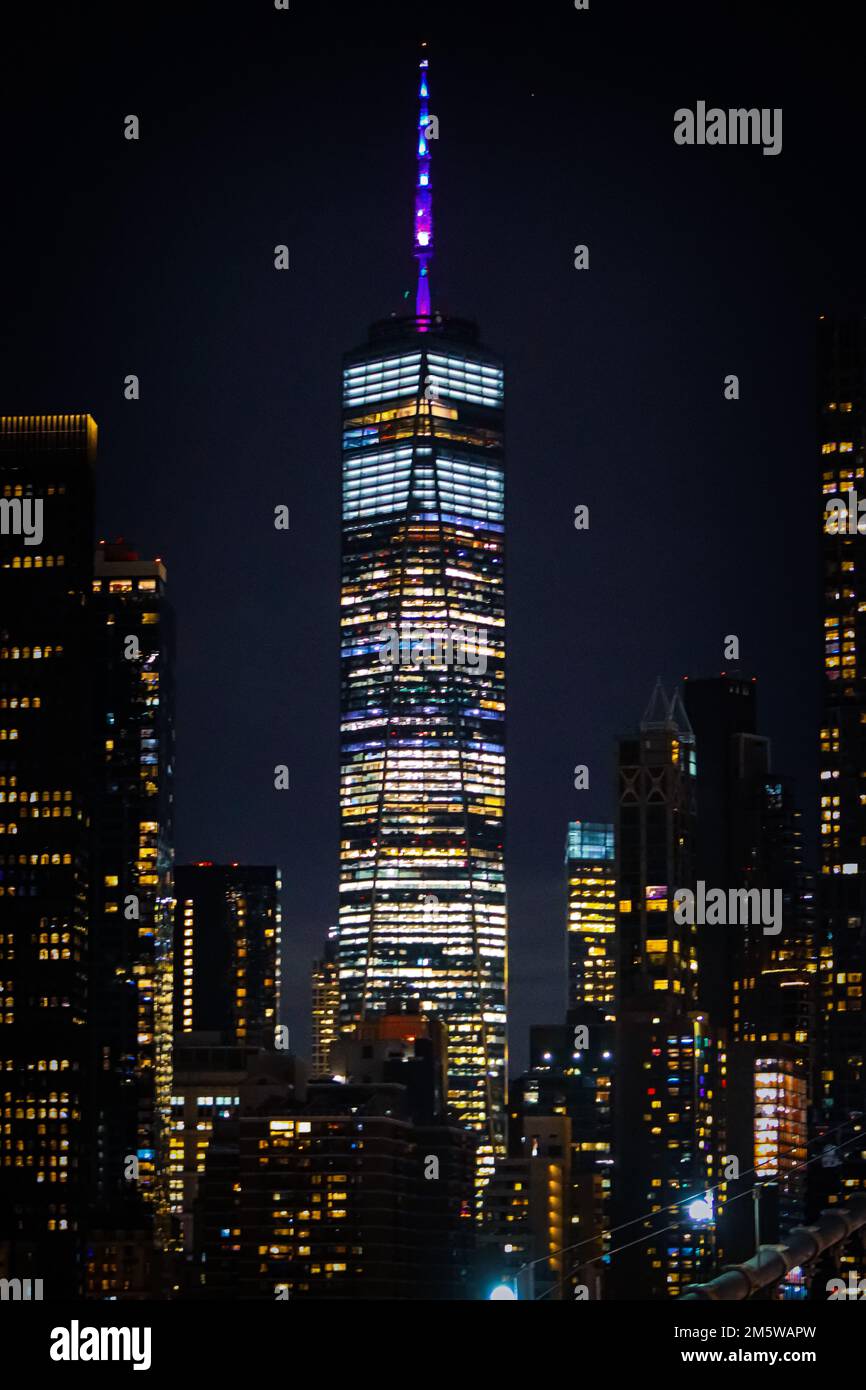 Uno scatto verticale di un One World Trade Center di notte, New York City Foto Stock