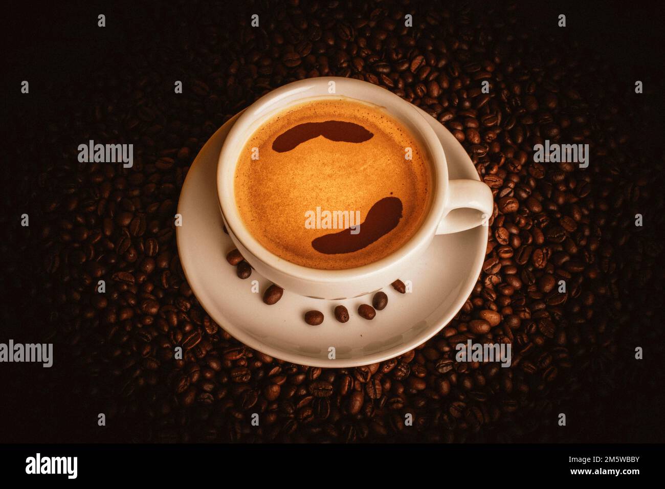 Fotografia del cibo, tazza di caffè con caffè in chicchi di caffè Foto Stock