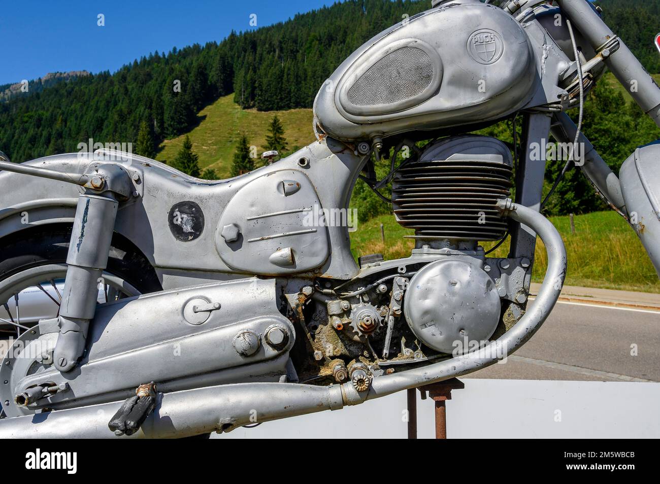 Moto a spruzzo d'argento, auto classica, Puch 250 SGS dal 1953 nella valle di Balderschwanger, Allgaeu, Baviera, Germania Foto Stock