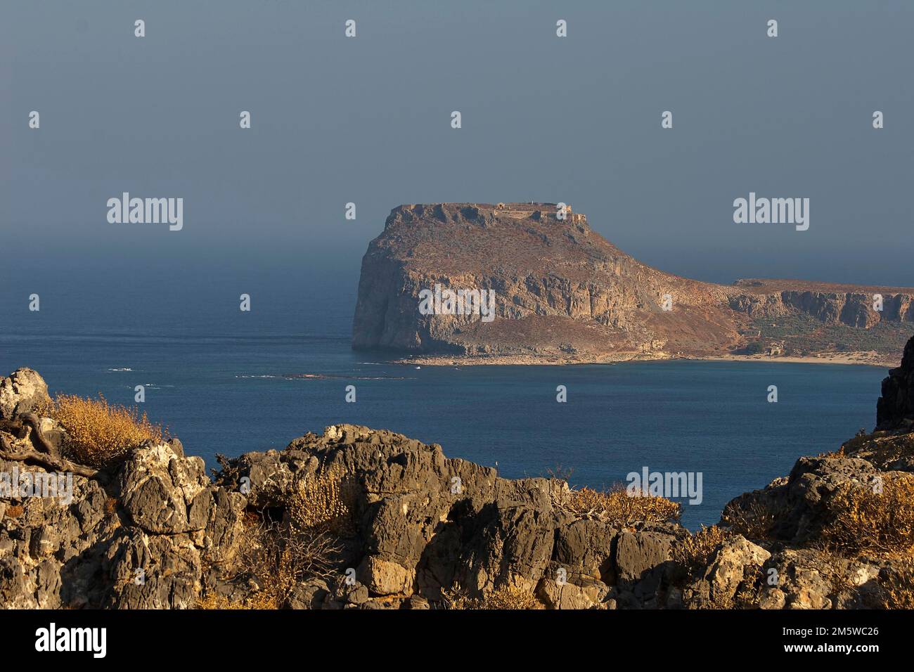 Luce del mattino, fortezza sul mare di Gramvoussa, rocce in primo piano, mare blu, penisola di Gramvoussa, baia dei Pirati, Balos, Tigani, cielo blu senza nuvole Foto Stock