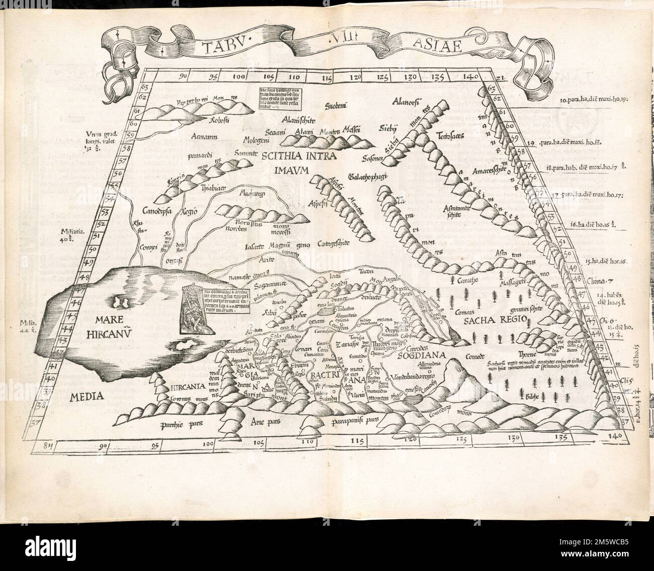 Tabula VII Asiae. Mappa delle antiche terre scitiane dell'Asia centrale, a ovest della catena montuosa del Pamir. Rilievo mostrato in figura. Include i nomi dei luoghi e le caratteristiche naturali. In margini: Note climatiche e latitudinali. Testo descrittivo all'interno dei bordi ornamentali in verso. Appare nella Geografia dell'autore, tradotta da Willibald Pirckheimer, con annotazioni di Joannes Regiontanus. Argentoragi [Strasburgo] : Iohannes Grieningerus, communibus Iohannis Koberger impensis excudebat, anno a Christi Natiuitate 1525 tertio Kal[endas] Apriles. Testo in latino. Catalogazione, conservazione e d Foto Stock