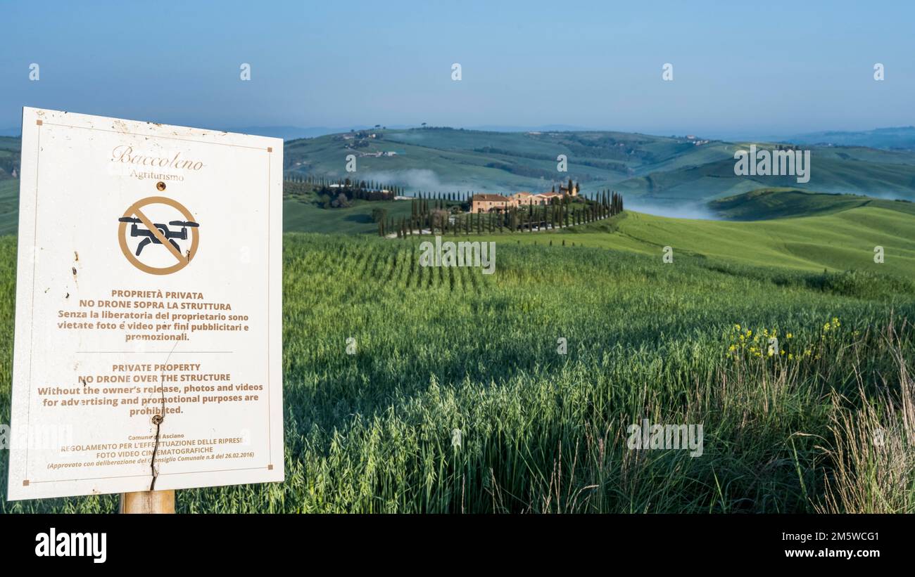 Cartello segnaletico per foto con fuchi, Agriturismo Baccareno con cipressi (Cupressus), Crete Senesi, Provincia di Siena, Toscana, Italia Foto Stock