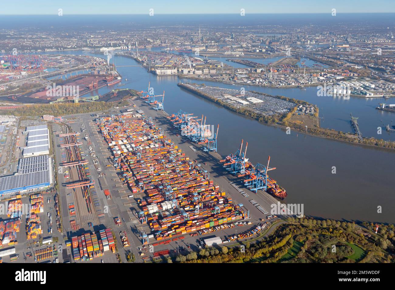 Vista aerea del terminal container Altenwerder dietro di esso il centro di Amburgo, Altenwerder, funzionamento automatizzato, container, container Foto Stock